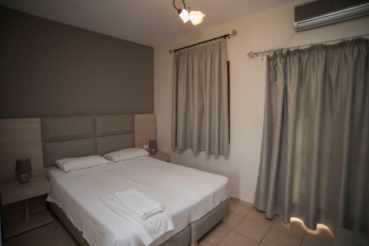 T'Aloni Hotel Chortata Luaran gambar