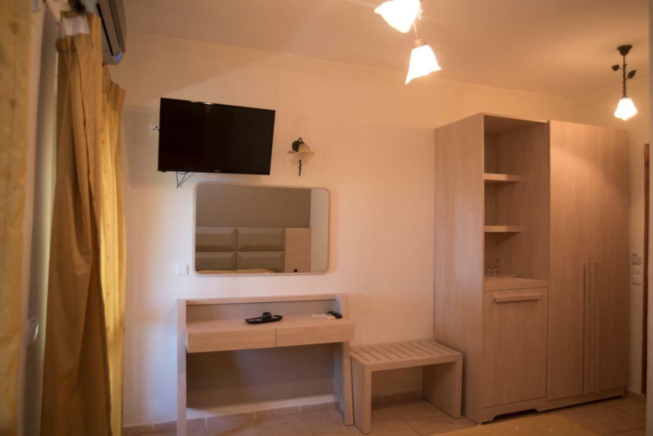 T'Aloni Hotel Chortata Luaran gambar